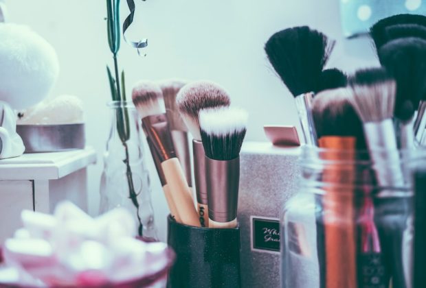 jak używać bronzera, żeby uzyskać naturalny efekt opalenizny